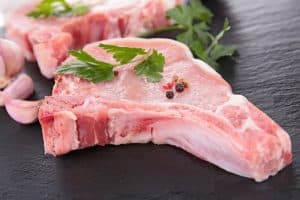 Rohes Schweinefleisch ist für die Hundeernährung ungeeignet!